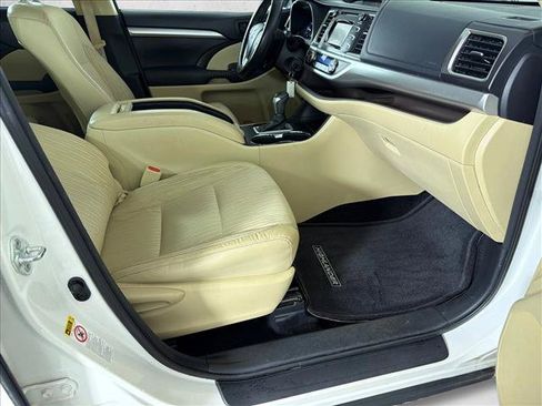 Used 2015 Toyota Highlander Plus FWD image 13