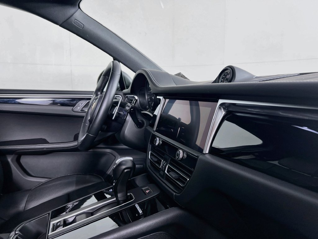 Certified 2024 Porsche Macan Turbo AWD/4WD image 31