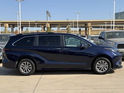 Used 2025 Toyota Sienna XLE FWD image 3