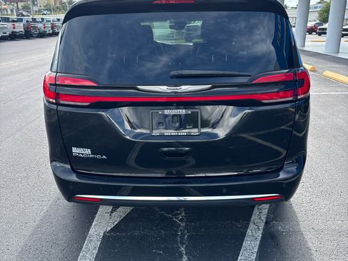 Used 2024 Chrysler Pacifica Touring-L FWD image 6