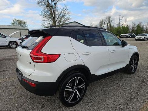 Used 2022 Volvo XC40 T5 R-Design image 3