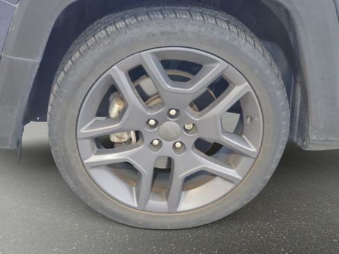 Used 2021 Jeep Renegade Latitude FWD image 30