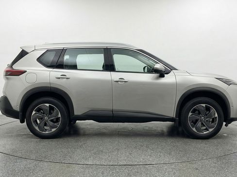 Used 2025 Nissan Rogue SV image 11