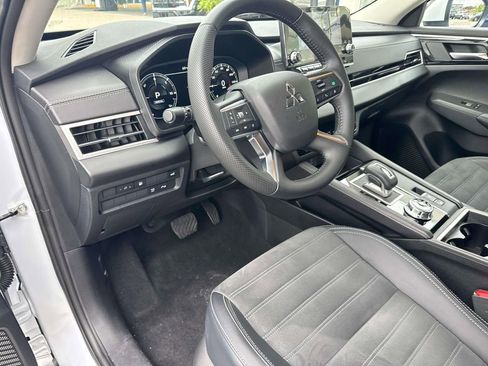 Used 2024 Mitsubishi Outlander 4WD Plug-In Hybrid image 17