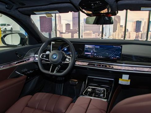 Used 2026 BMW 750e xDrive w/ Autobahn Package AWD/4WD image 15