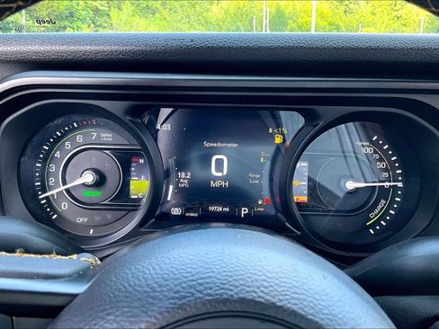 Used 2024 Jeep Wrangler Unlimited AWD/4WD image 12