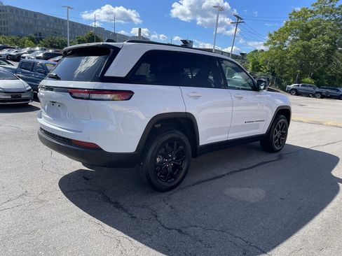 Used 2025 Jeep Grand Cherokee Altitude AWD/4WD image 8
