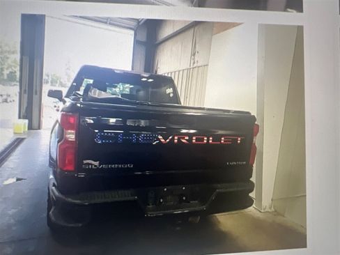 Used 2019 Chevrolet Silverado 1500 Custom w/ Custom Value Package RWD image 3