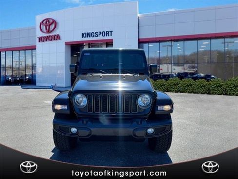 Used 2025 Jeep Gladiator Sport image 8