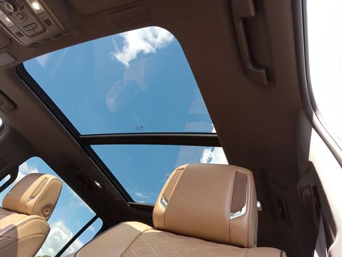 Used 2023 Cadillac Escalade ESV Premium Luxury AWD/4WD image 11