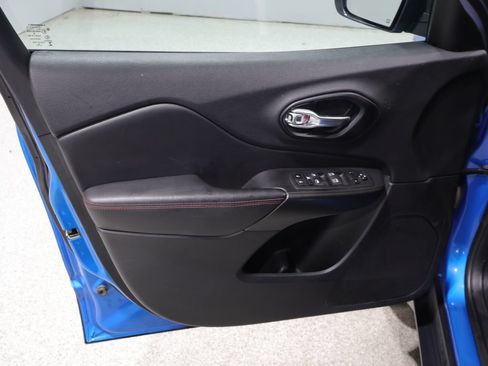 Used 2021 Jeep Cherokee Trailhawk AWD/4WD image 13