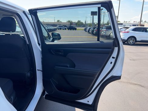 Used 2023 Toyota Highlander LE AWD/4WD image 17