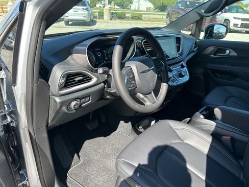New 2026 Chrysler Pacifica Select image 59