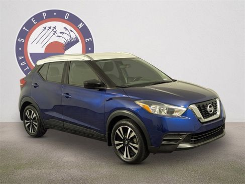 Used 2019 Nissan Kicks SV image 2