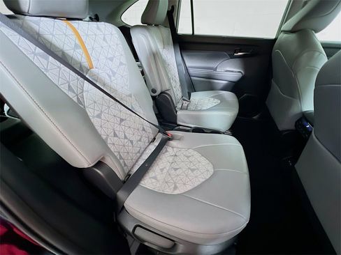 Certified 2023 Toyota Highlander Bronze Edition image 23