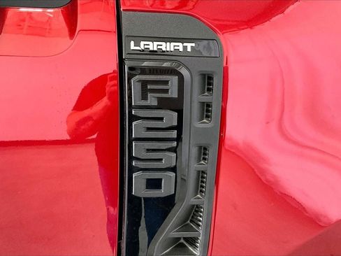 Used 2025 Ford F250 Lariat w/ Black Appearance Package image 9