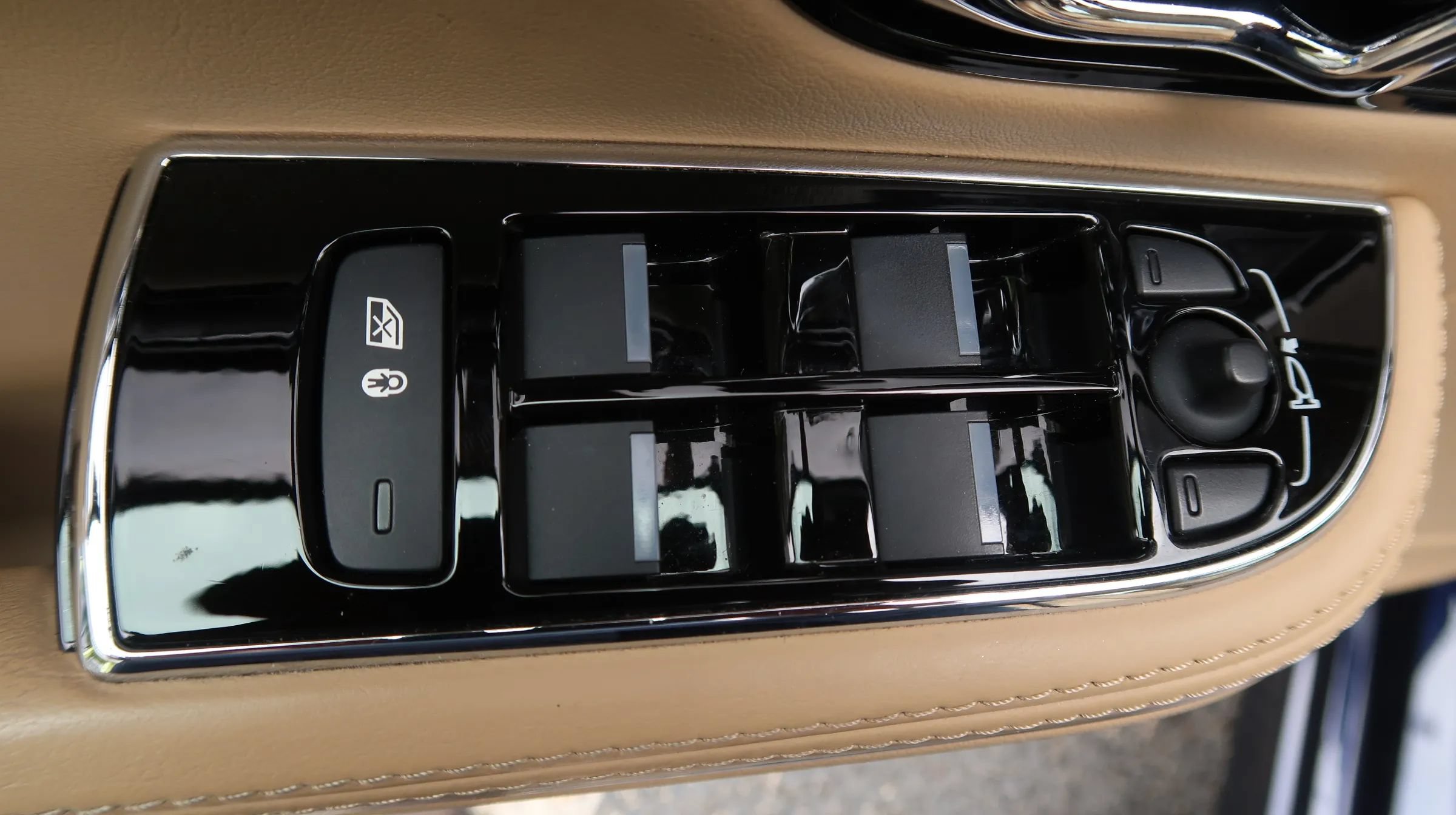 Used 2019 Jaguar XJ R-Sport RWD image 28