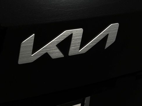 Used 2025 Kia Carnival image 12