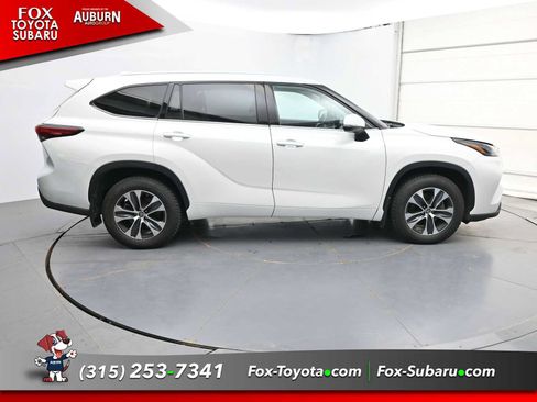 Used 2022 Toyota Highlander XLE AWD/4WD image 16