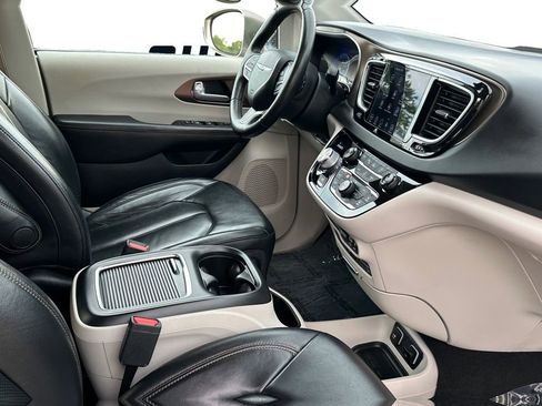 Used 2018 Chrysler Pacifica Touring-L Plus w/ Advanced Safetytec Group FWD image 16