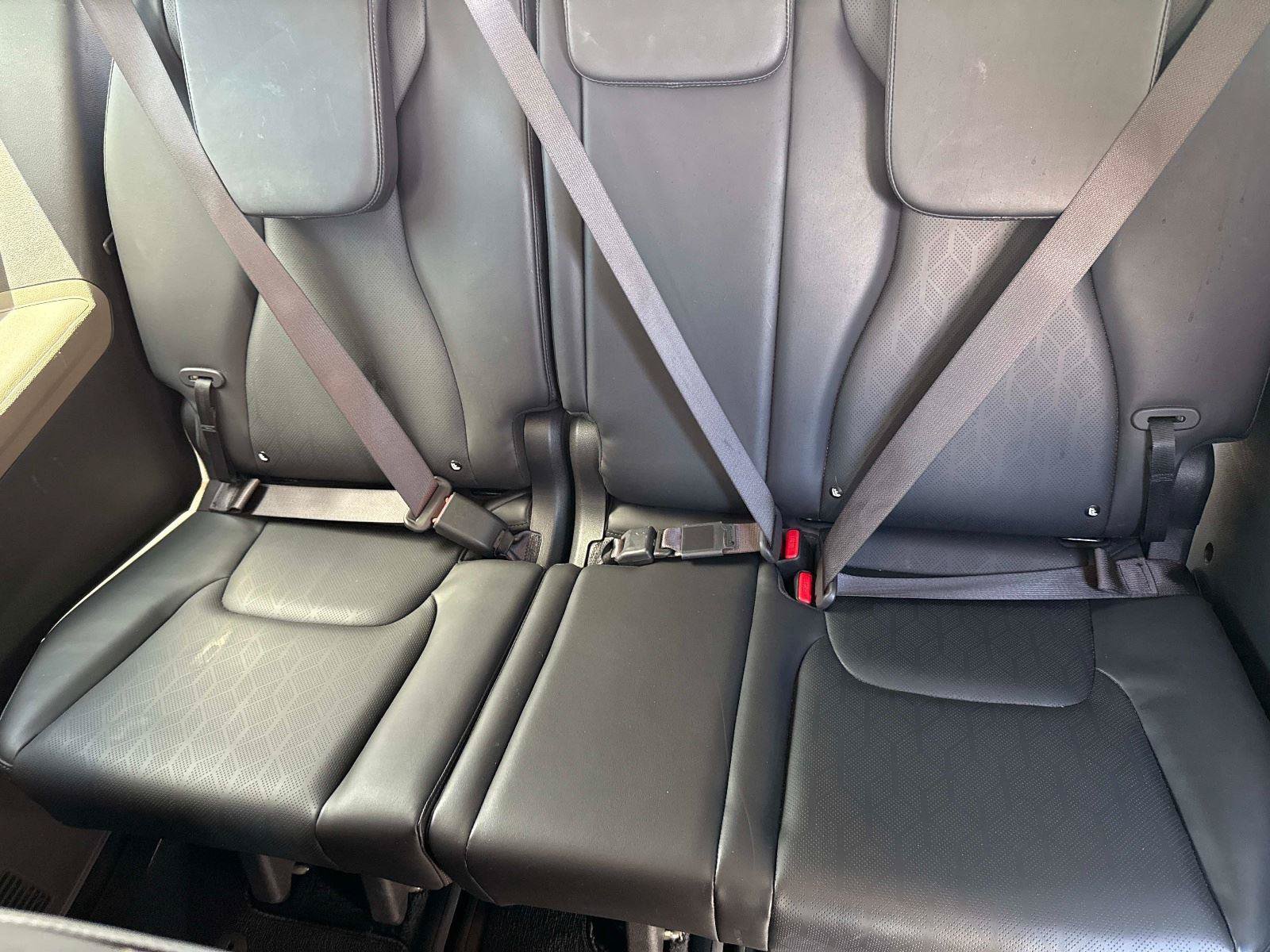 Used 2025 Kia Carnival FWD image 12