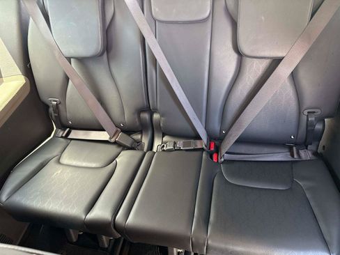 Used 2025 Kia Carnival FWD image 12