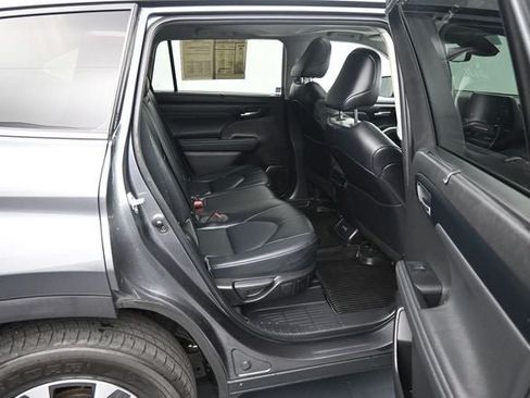 Used 2022 Toyota Highlander XLE AWD/4WD image 14
