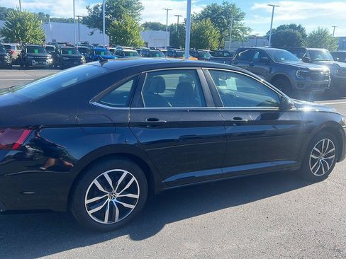 Used 2025 Volkswagen Jetta SE FWD image 4