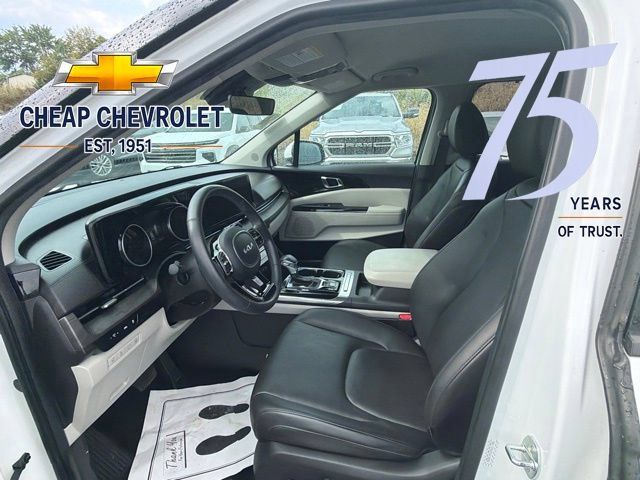 Used 2024 Kia Carnival EX FWD image 7