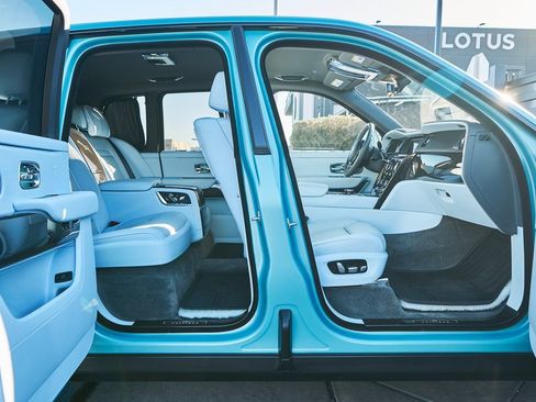 Used 2022 Rolls-Royce Cullinan Black Badge w/ Dark Exterior Package image 17