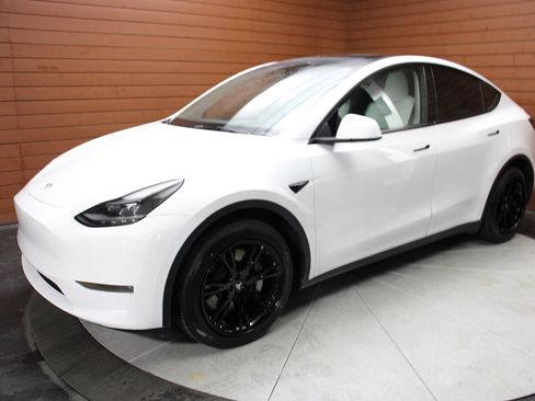 Used 2022 Tesla Model Y Long Range image 41