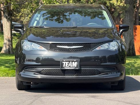 Used 2023 Chrysler Voyager LX FWD image 9