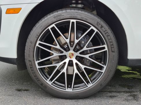 Certified 2026 Porsche Macan AWD/4WD image 36