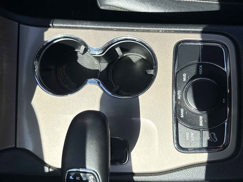 Used 2015 Jeep Grand Cherokee Limited w/ Trailer Tow Group IV image 31