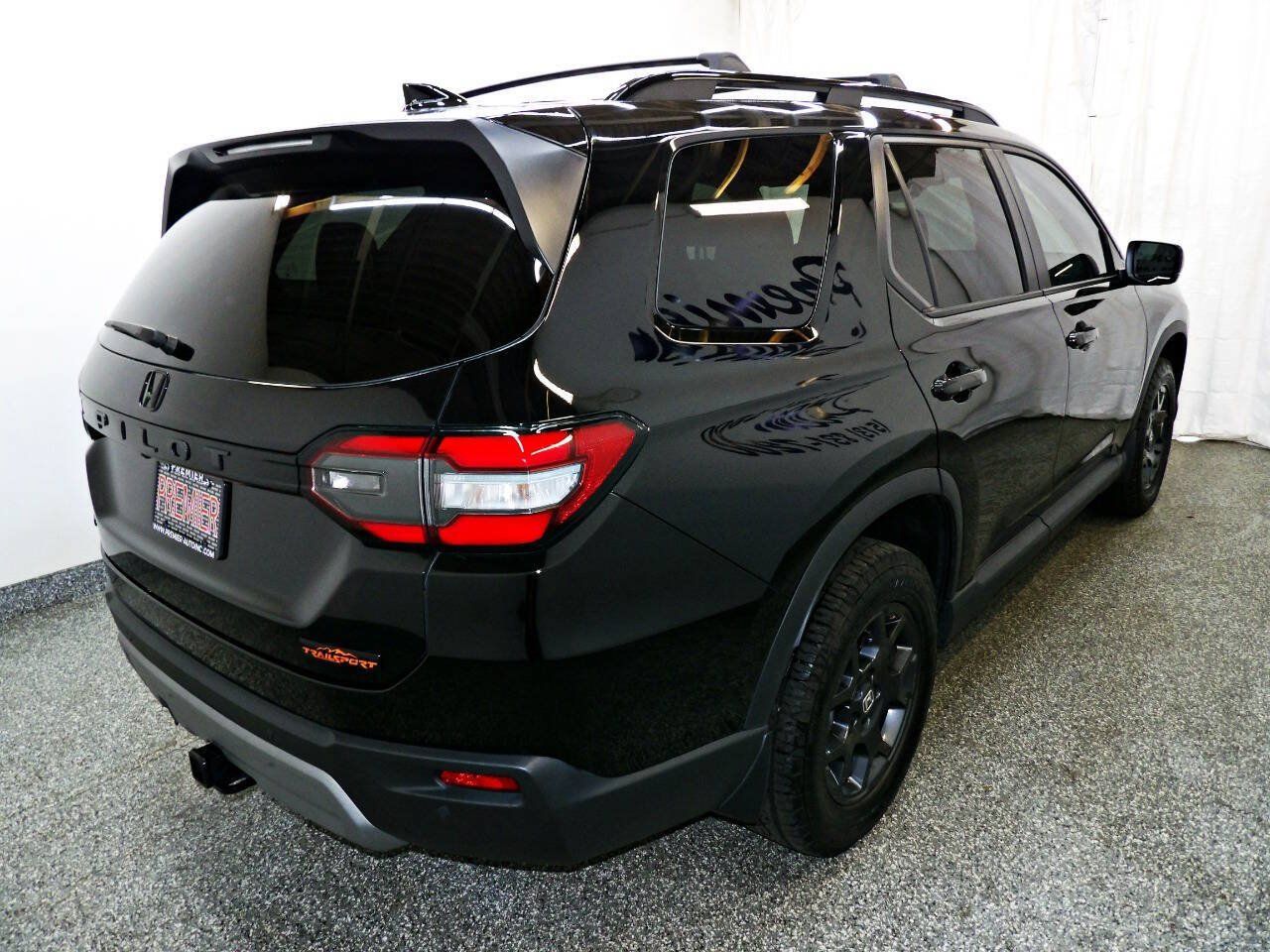 Used 2025 Honda Pilot TrailSport image 6