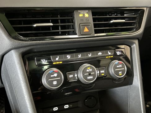 Used 2024 Volkswagen Taos SE w/ Panoramic Sunroof Package FWD image 20