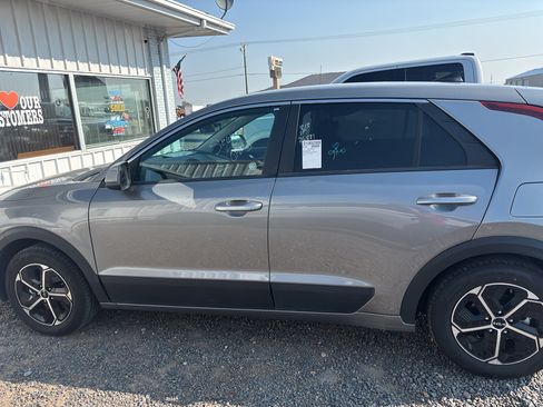Used 2025 Kia Niro LX FWD image 8