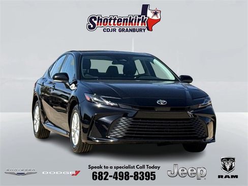 Used 2025 Toyota Camry LE image 1
