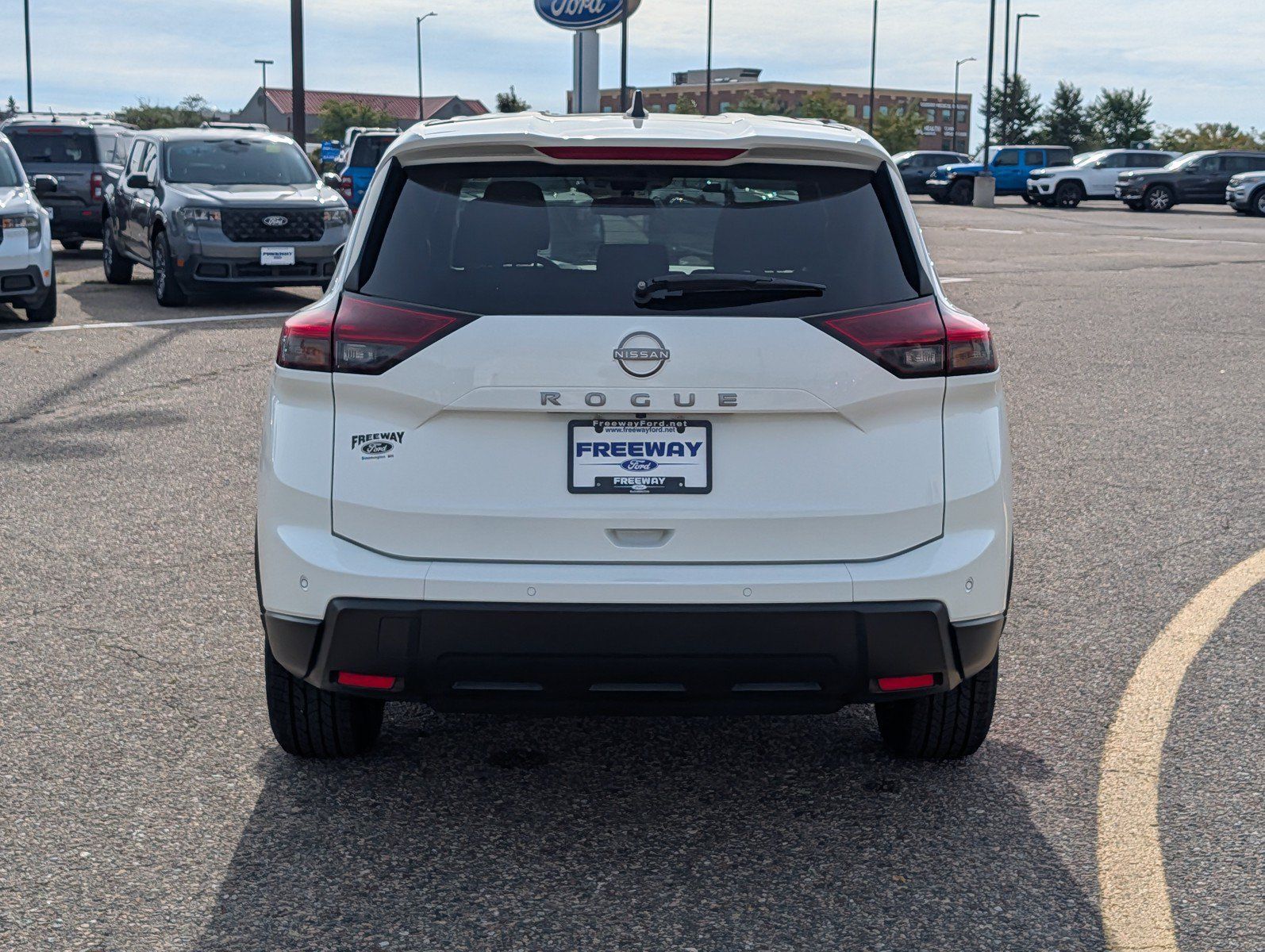Used 2024 Nissan Rogue S FWD image 4