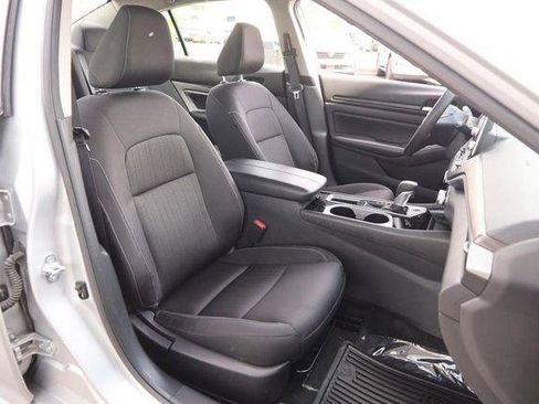 Used 2024 Nissan Altima 2.5 SV FWD image 24