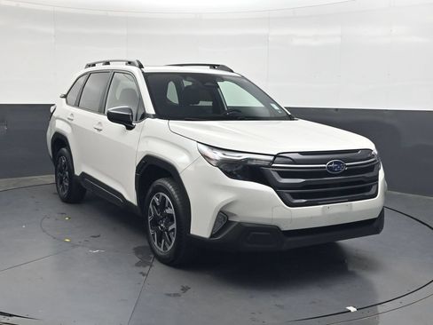 Used 2025 Subaru Forester Premium AWD/4WD image 2