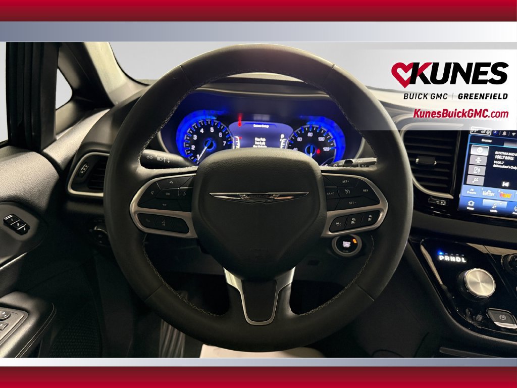 Used 2025 Chrysler Pacifica Select FWD image 15