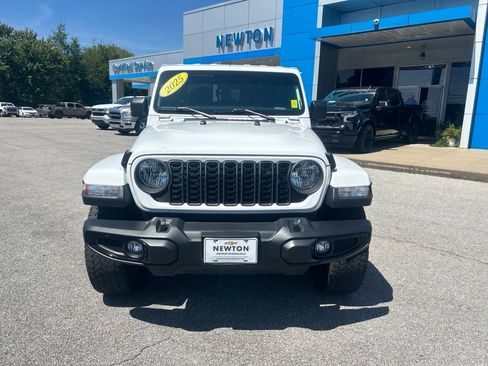 Used 2025 Jeep Gladiator Sport AWD/4WD image 2