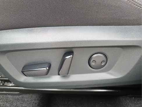Used 2025 Nissan Rogue SV FWD image 15