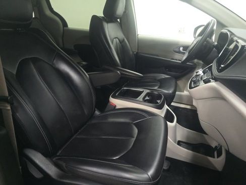 Used 2023 Chrysler Pacifica Touring-L image 3