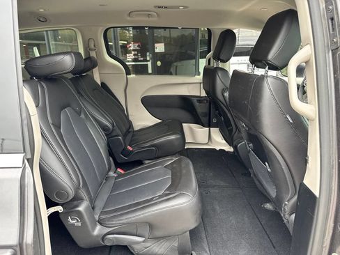 Used 2023 Chrysler Pacifica Touring-L AWD/4WD image 12