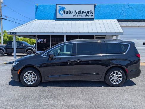 Used 2022 Chrysler Pacifica Touring-L w/ Uconnect Theater Family Group FWD image 8