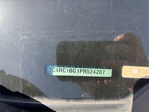 Used 2023 Chrysler Pacifica Touring-L image 9