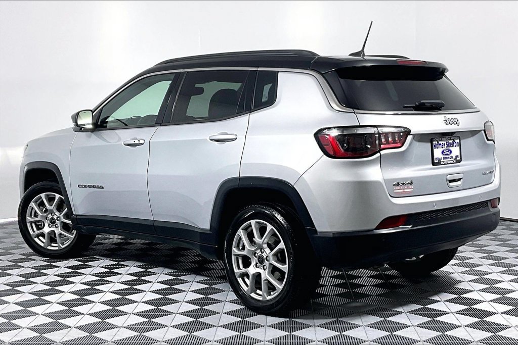 Used 2025 Jeep Compass Limited AWD/4WD image 11