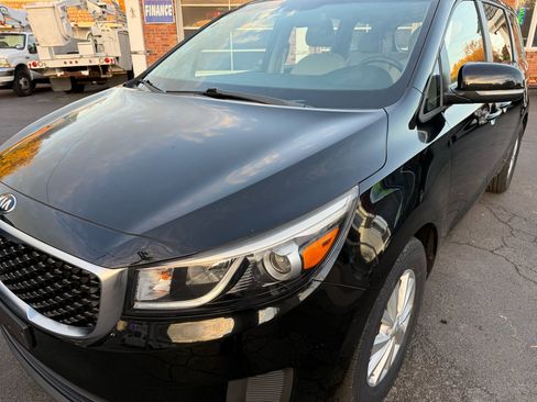 Used 2018 Kia Sedona L image 10